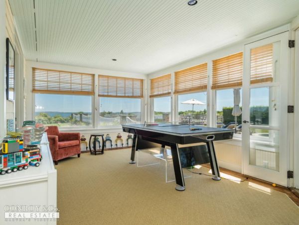 Cape Cod Home 994355