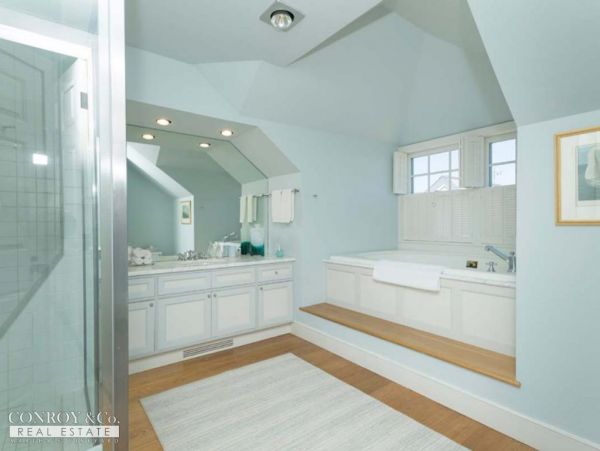 Cape Cod Home 994355