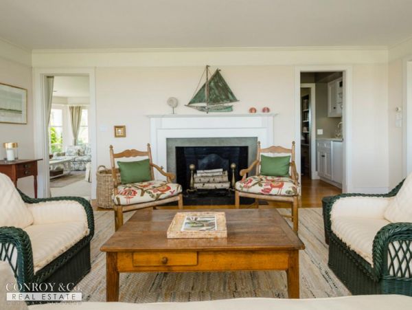 Cape Cod Home 994355