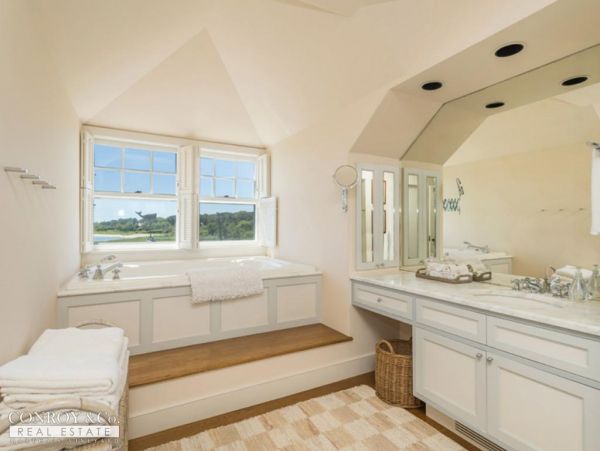 Cape Cod Home 994355