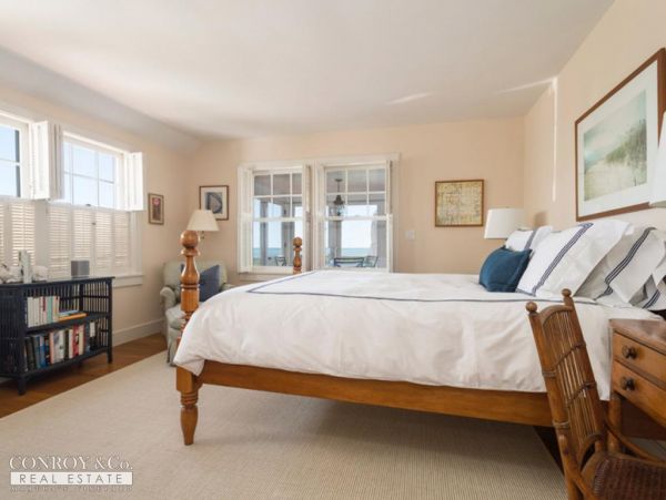 Cape Cod Home 994355