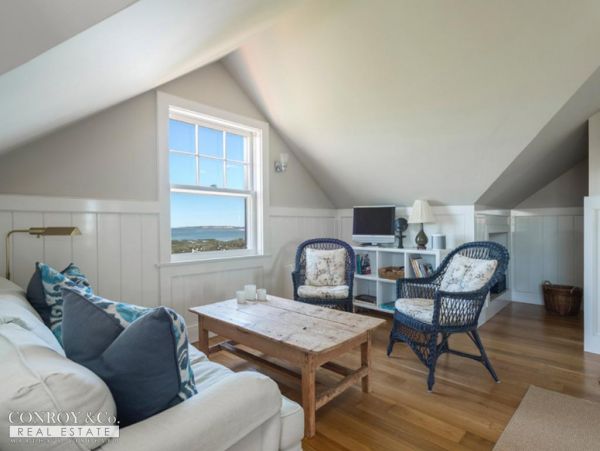 Cape Cod Home 994355