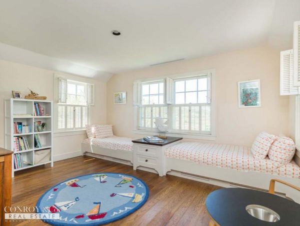 Cape Cod Home 994355