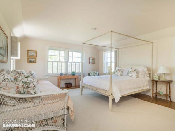 Cape Cod Home 994355