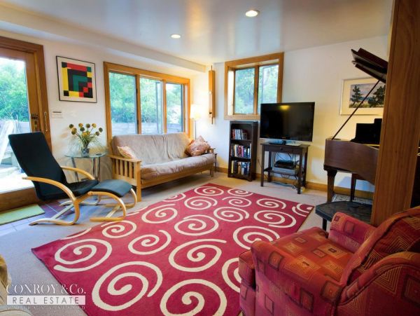 Cape Cod Home 994356