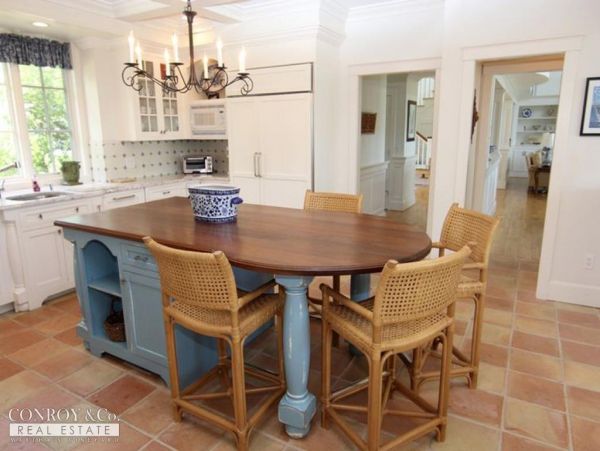 Cape Cod Home 994357