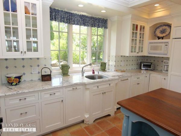 Cape Cod Home 994357