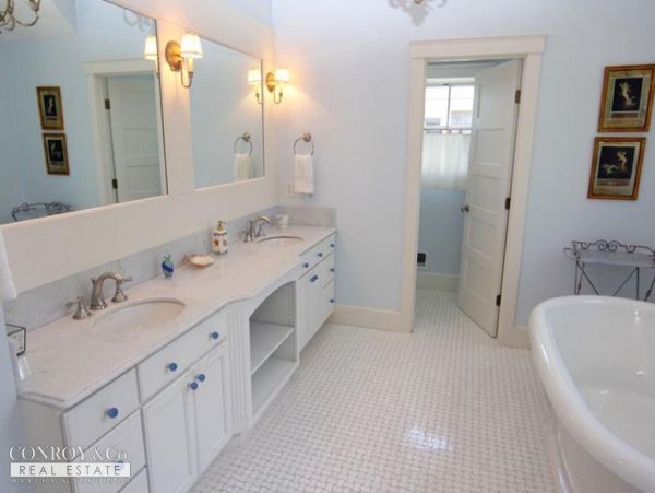 Cape Cod Home 994357