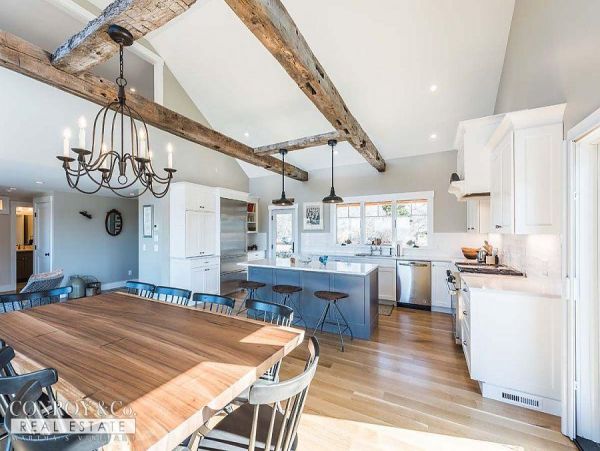 Cape Cod Home 994368