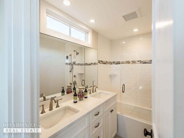Cape Cod Home 994368