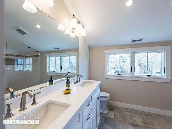 Cape Cod Home 994368