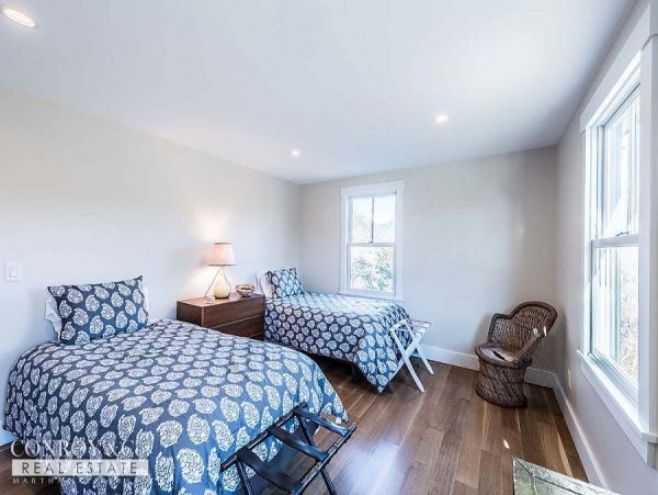 Cape Cod Home 994368