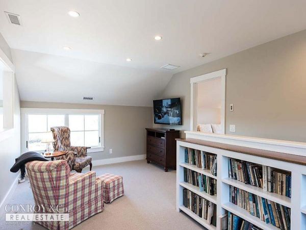 Cape Cod Home 994368