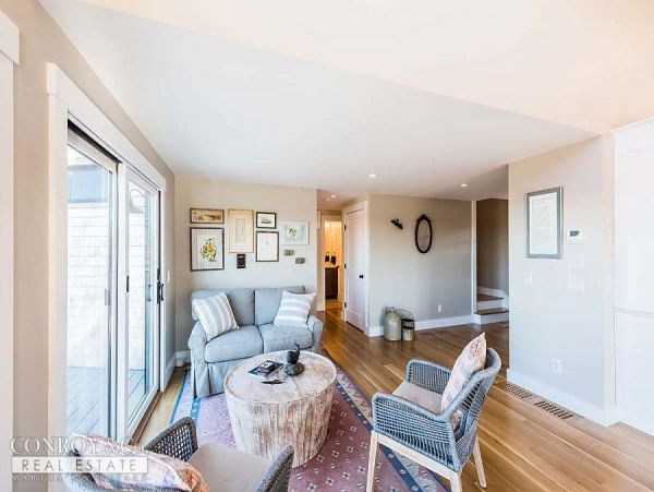 Cape Cod Home 994368