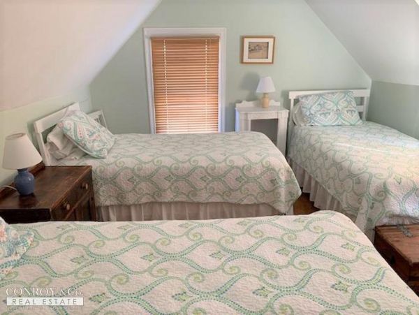 Cape Cod Home 994369