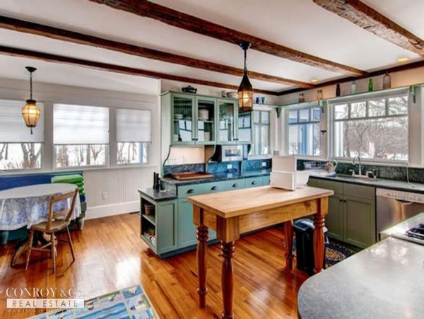 Cape Cod Home 994371
