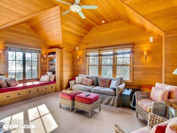 Cape Cod Home 994373