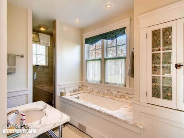 Cape Cod Home 994373