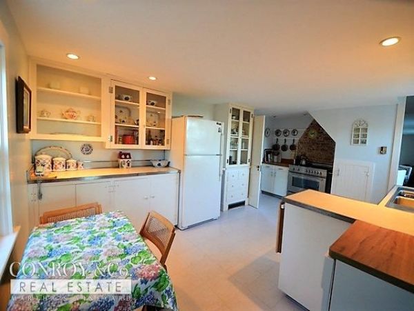 Cape Cod Home 994375