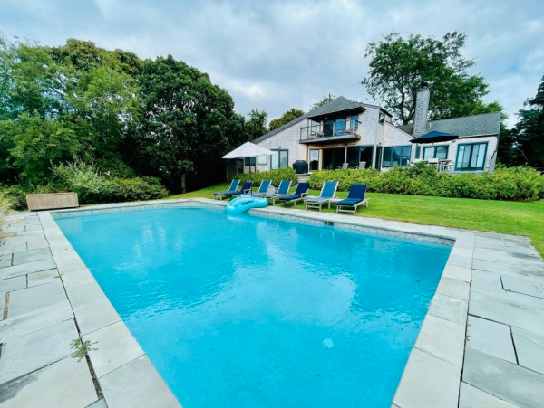 Four Bedroom Upscale Vineyard Residence Chilmark