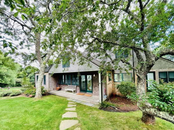 Four Bedroom Upscale Vineyard Residence Chilmark