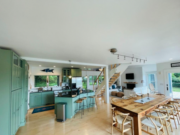 Four Bedroom Upscale Vineyard Residence Chilmark