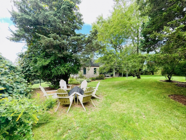 Four Bedroom Upscale Vineyard Residence Chilmark
