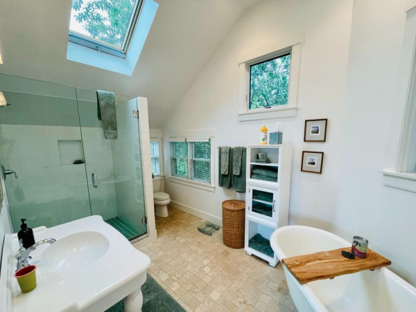 Four Bedroom Upscale Vineyard Residence Chilmark