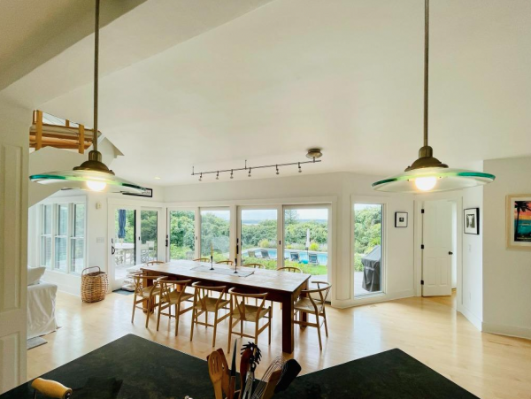 Four Bedroom Upscale Vineyard Residence Chilmark