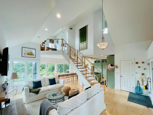 Four Bedroom Upscale Vineyard Residence Chilmark