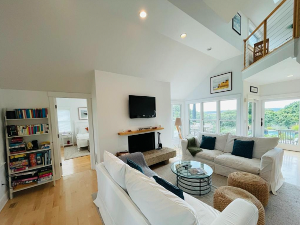 Four Bedroom Upscale Vineyard Residence Chilmark