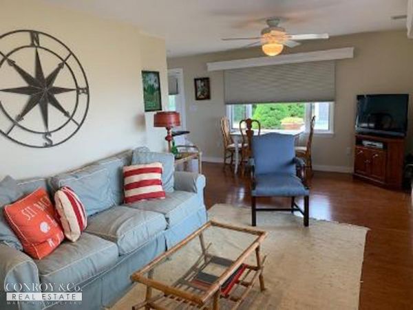 Cape Cod Home 994381