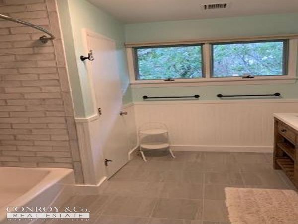 Cape Cod Home 994381