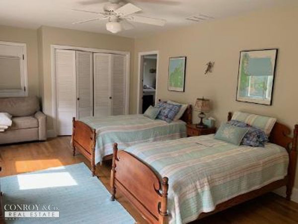 Cape Cod Home 994381