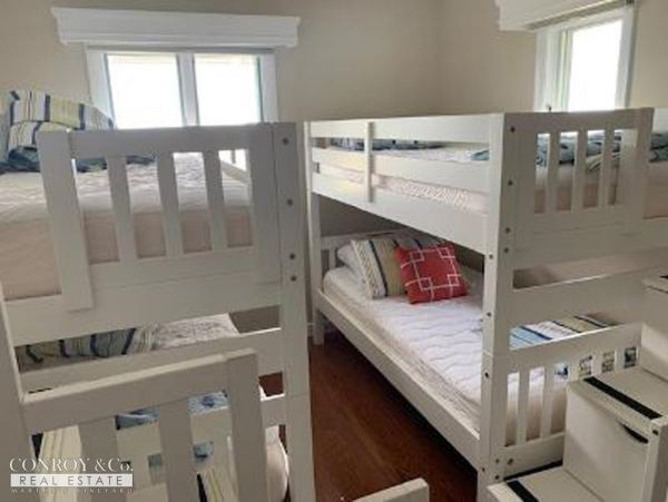 Cape Cod Home 994381