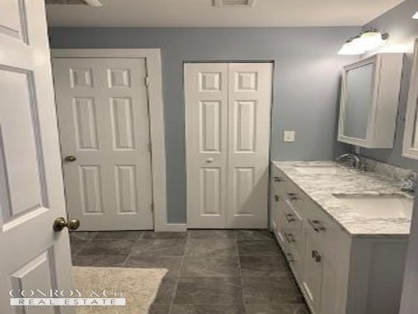 Cape Cod Home 994381