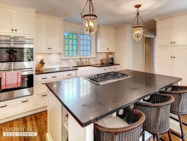 Cape Cod Home 994384