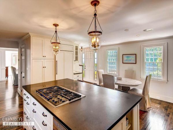 Cape Cod Home 994384