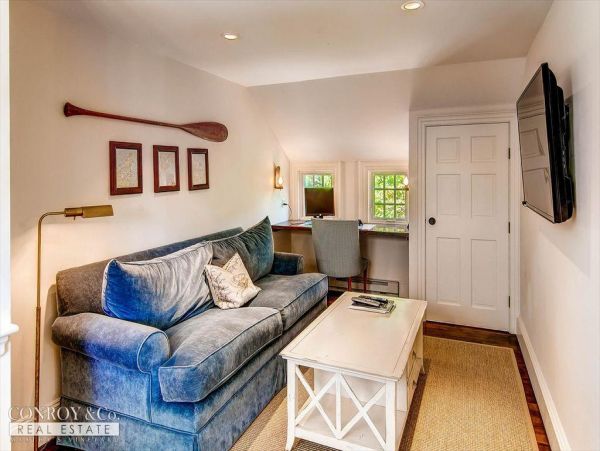Cape Cod Home 994384