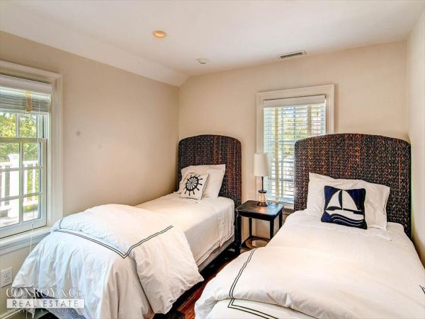 Cape Cod Home 994384