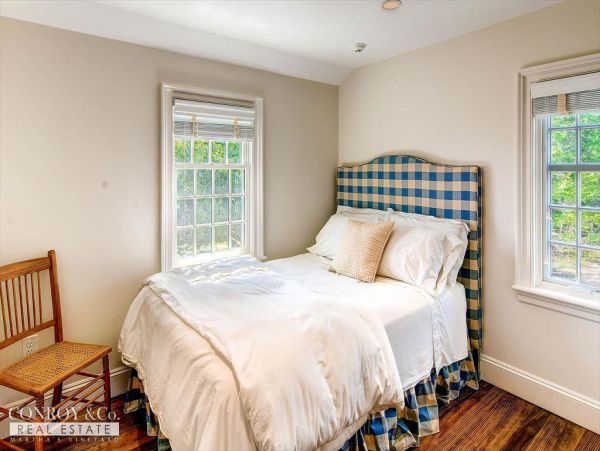 Cape Cod Home 994384