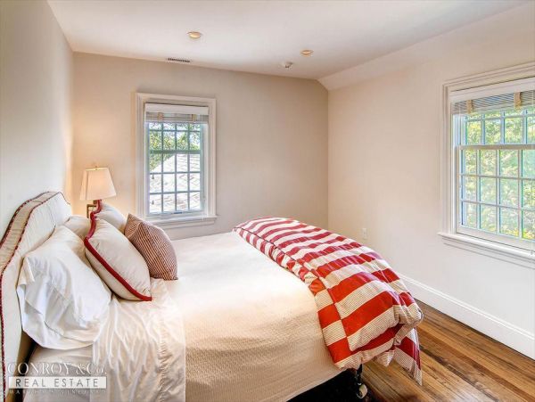 Cape Cod Home 994384
