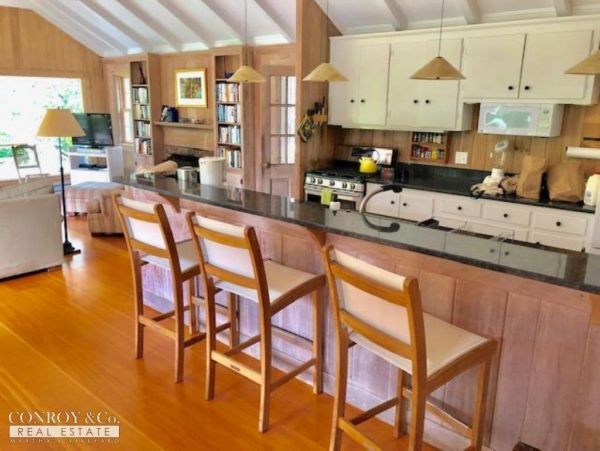Cape Cod Home 994385