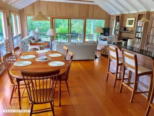 Cape Cod Home 994385