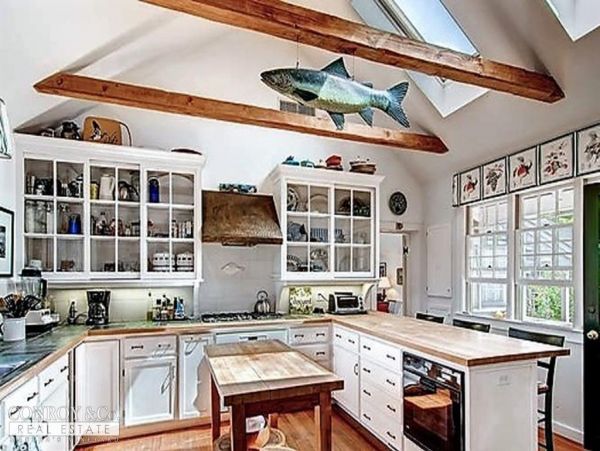 Cape Cod Home 994386