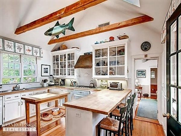Cape Cod Home 994386