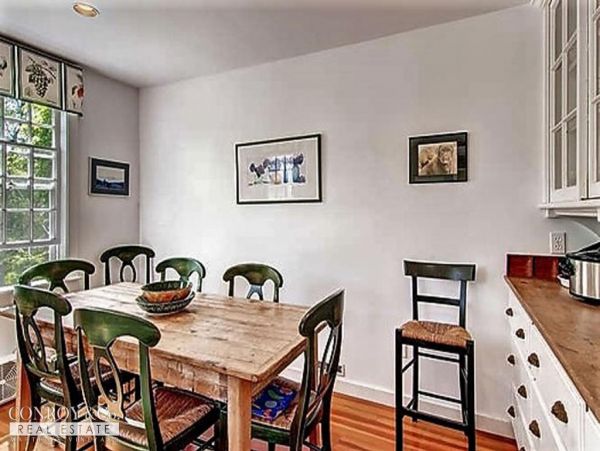 Cape Cod Home 994386