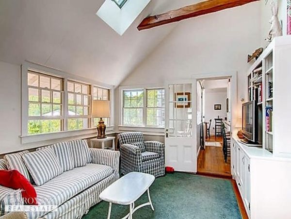 Cape Cod Home 994386