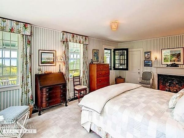 Cape Cod Home 994386