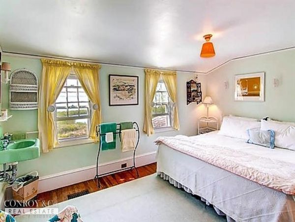 Cape Cod Home 994386